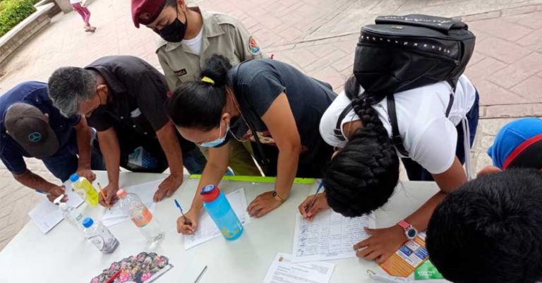 Colecta de firmas para mantener la escuela militarizada en Berriozábal