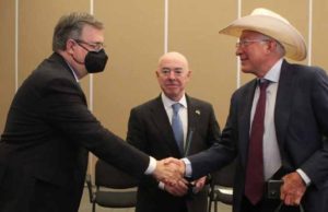 Ken Salazar le pide al gobierno de México hacer “su parte” en la frontera con EU