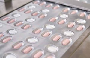 FDA autoriza a las farmacias recetar píldora contra Covid-19 de Pfizer