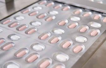 FDA autoriza a las farmacias recetar píldora contra Covid-19 de Pfizer