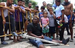 Migrantes bloquean calles para presionar permisos temporales en Chiapas