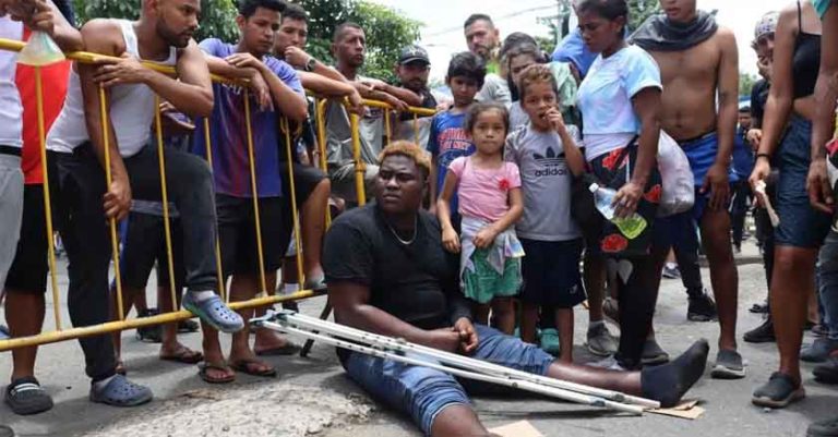Migrantes bloquean calles para presionar permisos temporales en Chiapas