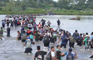 Registran en video cruce masivo de migrantes a EU por el río Bravo