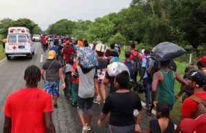 Caravana migrante parte de Tapachula y exige condiciones para transitar con seguridad