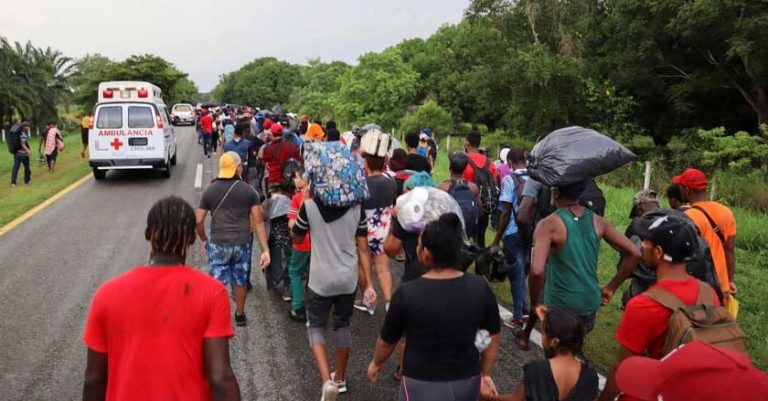 Caravana migrante parte de Tapachula y exige condiciones para transitar con seguridad