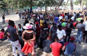 Migrantes reclaman en Tapachula permisos para transitar hacia EE.UU.