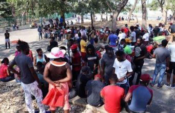 Migrantes reclaman en Tapachula permisos para transitar hacia EE.UU.