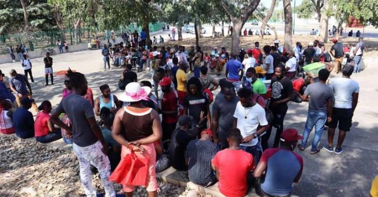 Migrantes reclaman en Tapachula permisos para transitar hacia EE.UU.