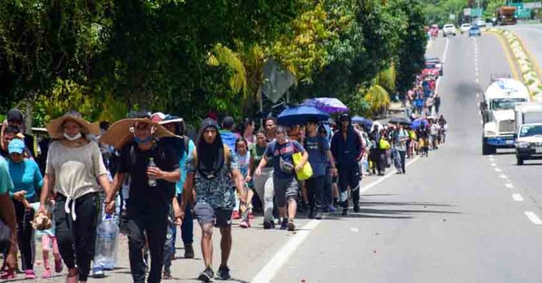 4 mil migrantes se instalaron en la aduana de Huixtla, bloquean la carretera como protesta