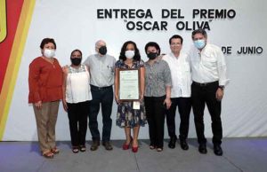 Alcalde Carlos Morales Vázquez otorga Premio Municipal de Poesía “Oscar Oliva” a la Poeta Beatriz Pérez Pereda