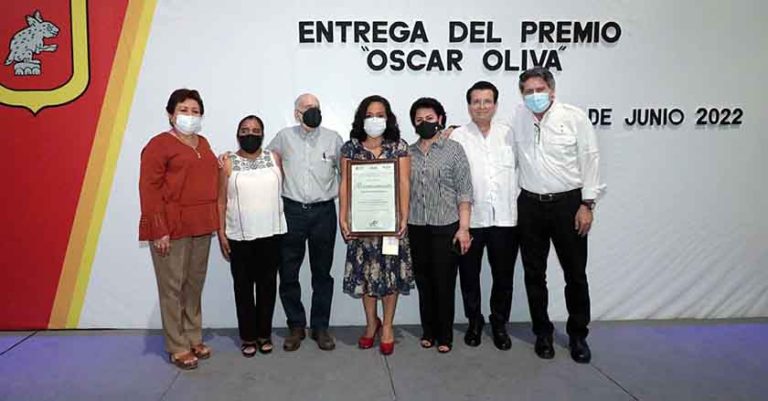 Alcalde Carlos Morales Vázquez otorga Premio Municipal de Poesía “Oscar Oliva” a la Poeta Beatriz Pérez Pereda