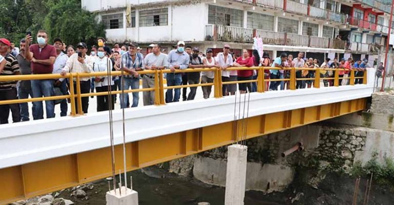 Inaugura Rutilio Escandón puente vehicular en Yajalón