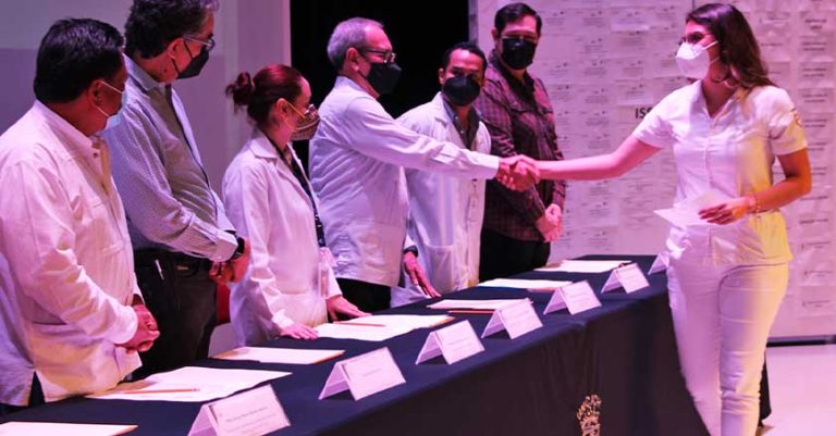 Cumple UNICACH con servicio social en Salud