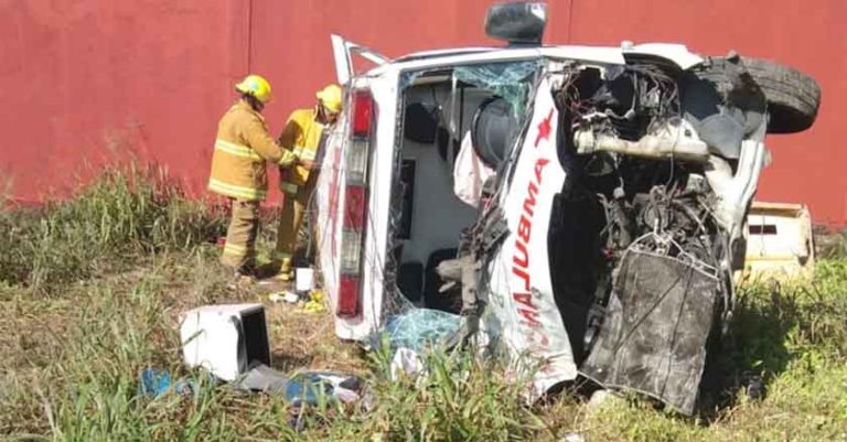 Volcadura de ambulancia de la Cruz Roja deja tres lesionados en Chiapas
