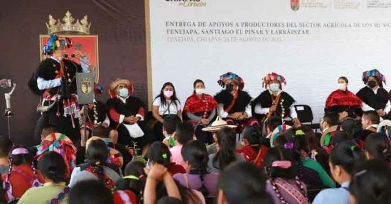 Entrega gobernador de Chiapas apoyos a productores agrícolas