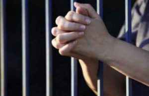 Policías amarran a detenida del cuello a barrotes de celda en Huixtla, Chiapas