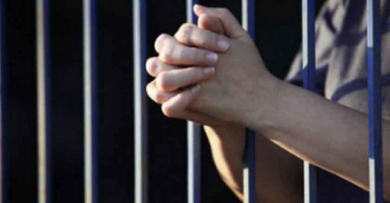 Policías amarran a detenida del cuello a barrotes de celda en Huixtla, Chiapas