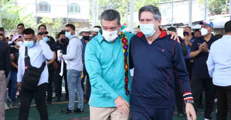 Inauguran Rutilio Escandón y Carlos Morales domo en la cancha de Plan de Ayala