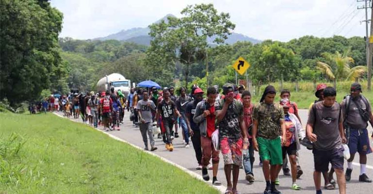 Avanza por Chiapas nueva caravana de migrantes