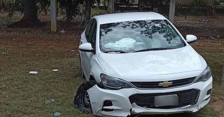 Abandonan auto chocado en comunidad Guadalupe Victoria de Ocozocoautla
