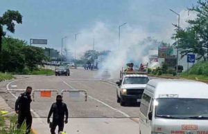Con gas lacrimógeno, desalojan a manifestantes de caseta de cobro en Chiapas