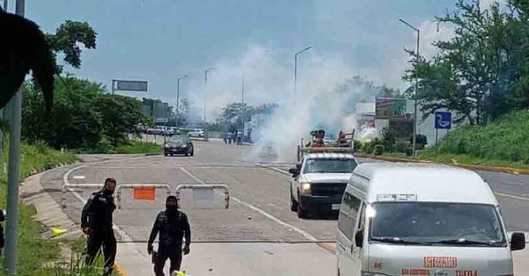 Con gas lacrimógeno, desalojan a manifestantes de caseta de cobro en Chiapas
