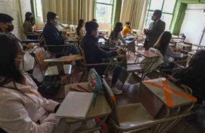 Regreso a clases con AMLO; Morena lanza etiquetas para forrar cuadernos