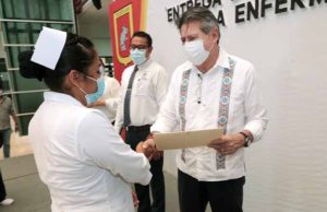 Entregan reconocimiento a enfermeros de servicio social en el Ayuntamiento de Tuxtla
