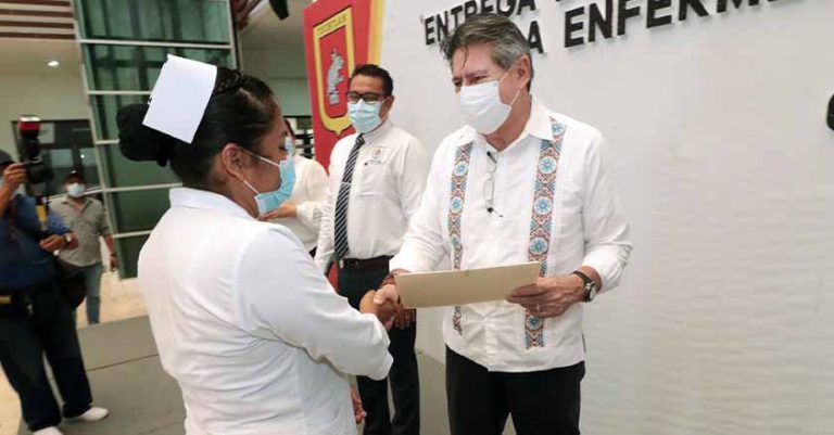 Entregan reconocimiento a enfermeros de servicio social en el Ayuntamiento de Tuxtla