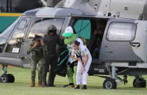 Utilizan un helicóptero de la Marina para transportar a la mascota del equipo de béisbol de Tabasco