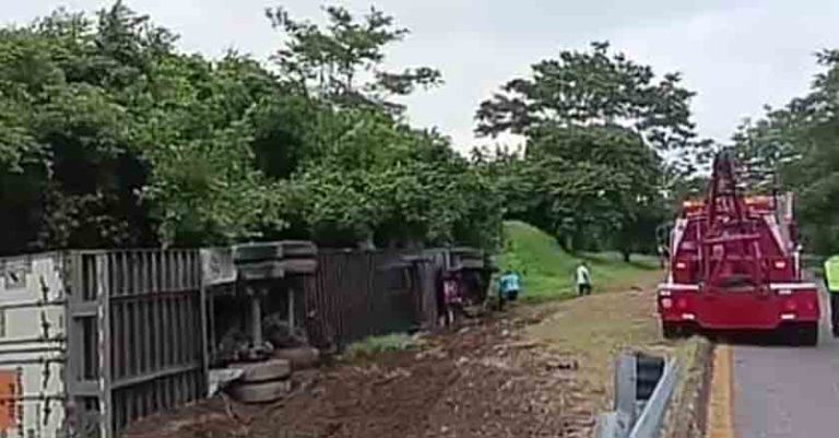 Accidente vehicular sobre la carretera costera en el tramo Mapastepec