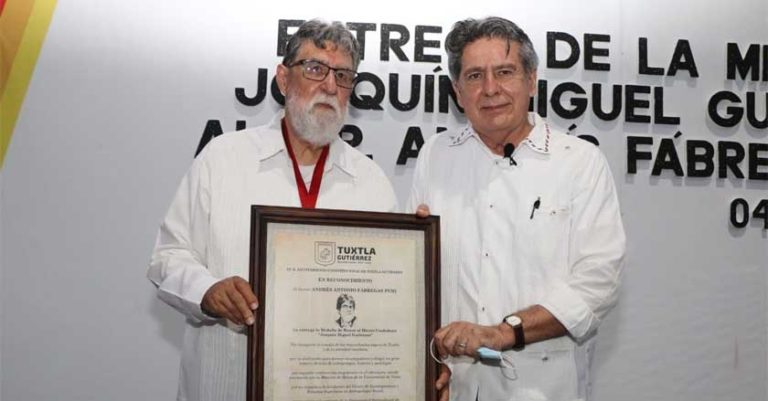 Otorga Ayuntamiento de Tuxtla Medalla Joaquín Miguel Gutiérrez a Andrés Fábregas Puig