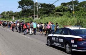 Caravana con 500 migrantes parte de la frontera sur de México rumbo a EEUU