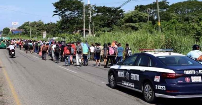 Caravana con 500 migrantes parte de la frontera sur de México rumbo a EEUU