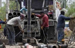 Familiares de mineros atrapados en Coahuila aceptaron el plan de rescat