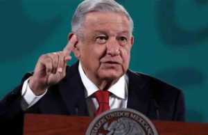 Tundieron a Morena por presumir etiquetas escolares con fotos de AMLO: “Culto a la personalidad región 4T”