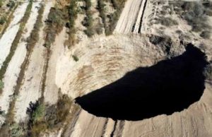 Se abre la tierra en Chile; aparece socavón de 25 metros