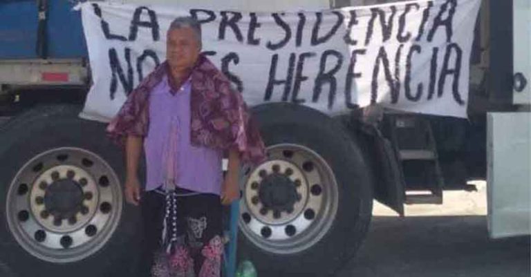 Pobladores detienen y visten de mujer a exregidor de Teopisca, Chiapas