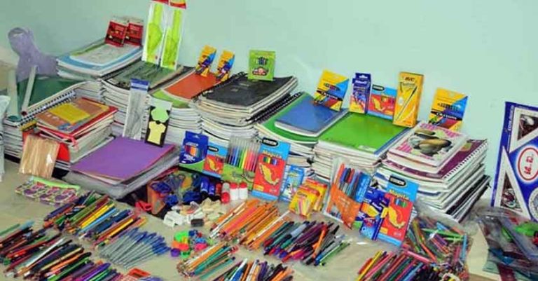 Crisis inflacionaria: Papás buscan lo más económico en útiles escolares