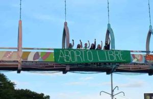 Colocan mantas demandando despenalización del aborto en Chiapas