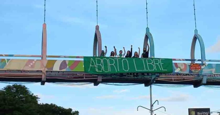 Colocan mantas demandando despenalización del aborto en Chiapas