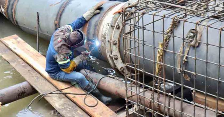 Trabajos de reparación de fuga de agua potable en el Brazo Norte Nuevo