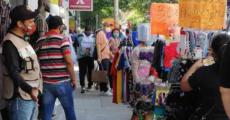 Complicado el trabajo para comerciantes ambulantes