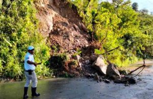 Por derrumbe y crecida de un arroyo, 2 carreteras de Chiapas permancen cerradas