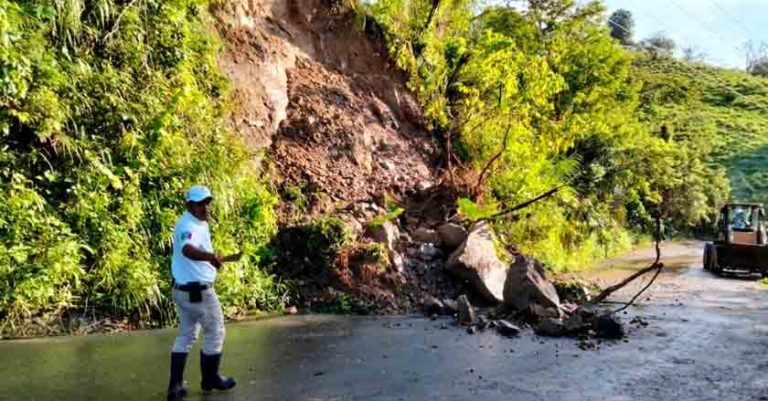 Por derrumbe y crecida de un arroyo, 2 carreteras de Chiapas permancen cerradas