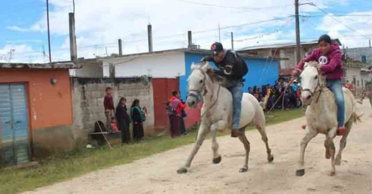 Sandra Jiménez: la jinete que rompió los usos y costumbres en Chanal, Chiapas