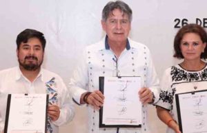 Firma Carlos Morales acta de Alianza de Jóvenes para la Prevención de las Adicciones y la Violencia