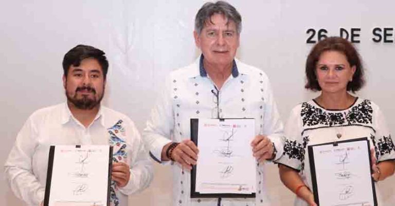 Firma Carlos Morales acta de Alianza de Jóvenes para la Prevención de las Adicciones y la Violencia