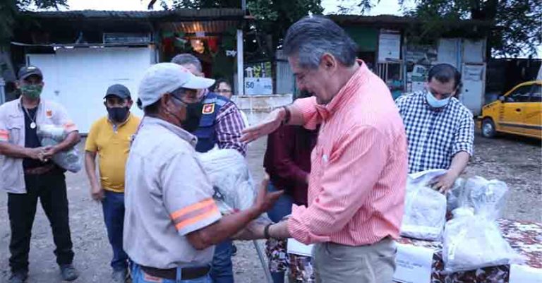 Entrega Carlos Morales nuevos uniformes a personal de Imagen Urbana y Alumbrado Público