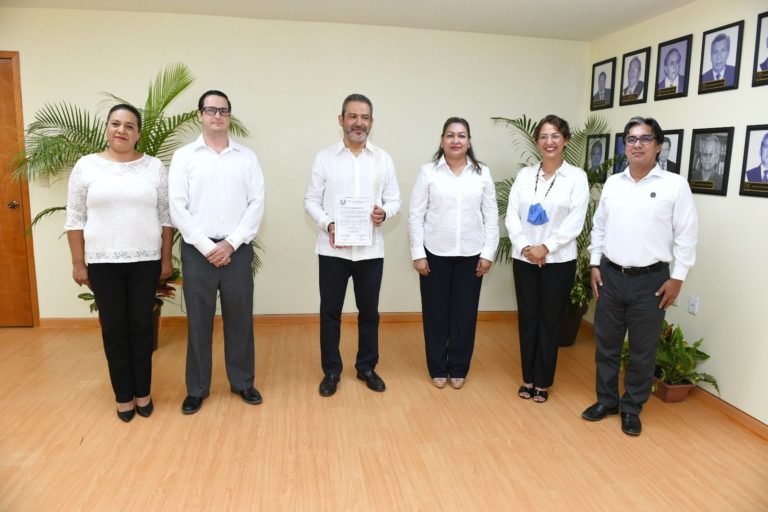 Ratifica la Junta de Gobierno de la UNACH a Carlos Faustino Natarén Nandayapa como rector para la gestión 2022-2026.